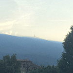 Blick auf dem Mont Ventoux im Licht der aufgehenden Sonne.